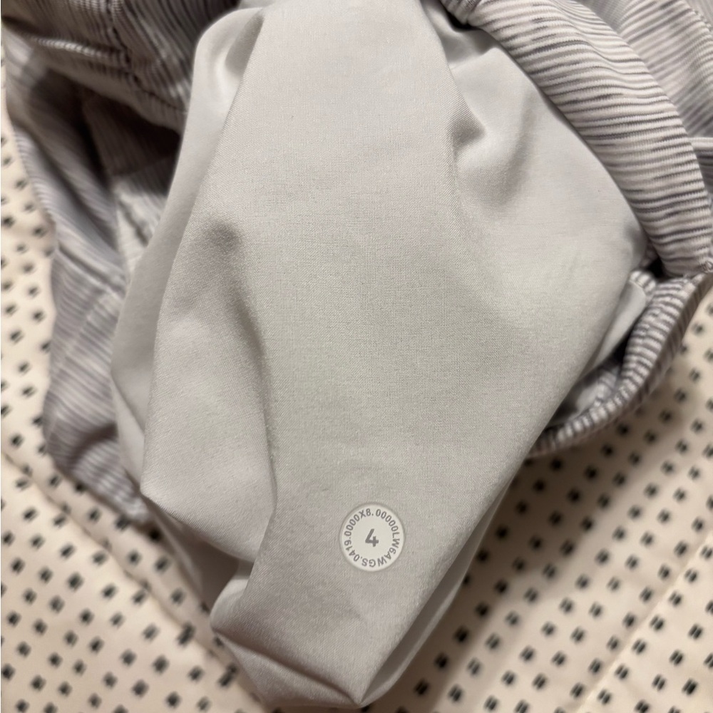 Women’ Lululemon On the Fly Crop - Picture 2 of 3